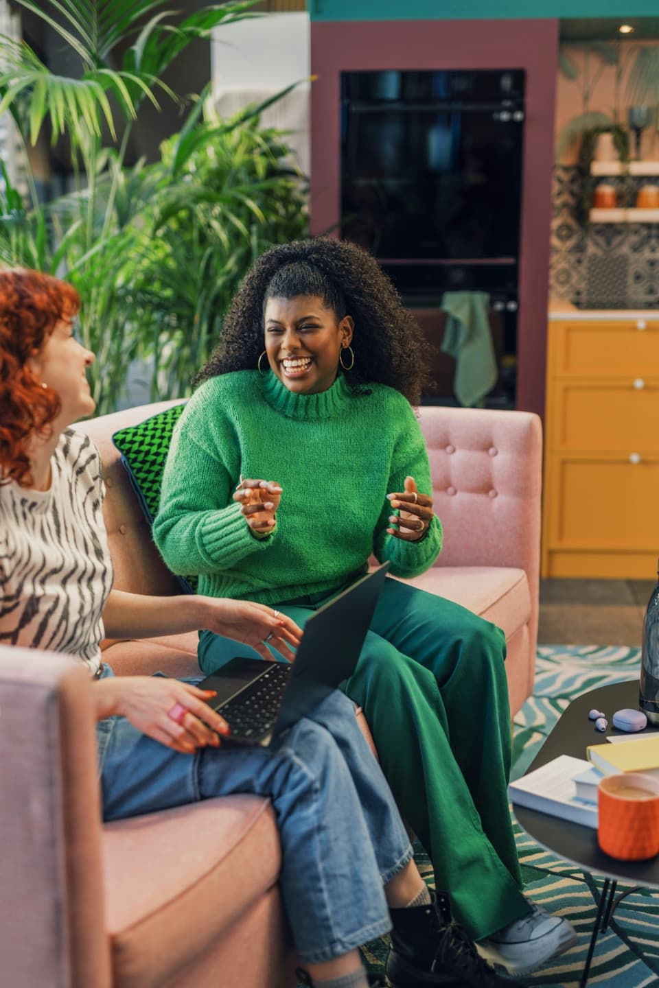 Två medlemmar som skrattar i en soffa
